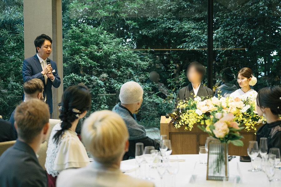 結婚式で、高島市長からお祝いの言葉を受ける新郎新婦