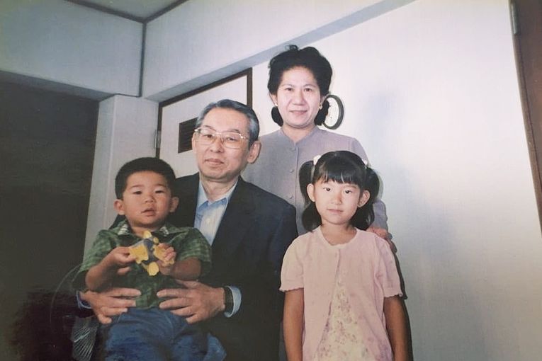 幼い頃、祖父母と一緒に写った家族写真
