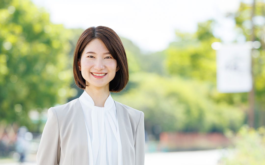 屋外で微笑む佐々木あやの